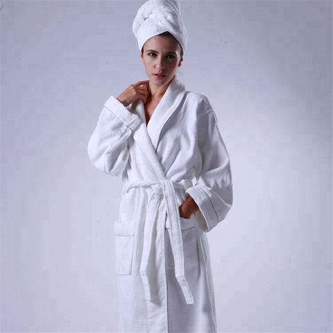 Luxuriöser, weicher und glatter, reinweißer Bademantel aus 100 % Baumwolle im Hotel-Spa