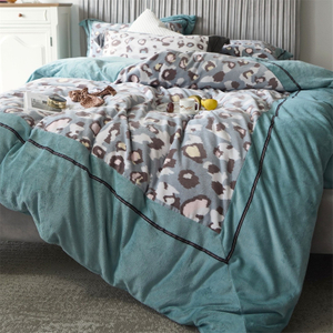 Winterliches flauschiges vierteiliges bedrucktes bequemes Bettwäsche-Set mit Kissenbezügen