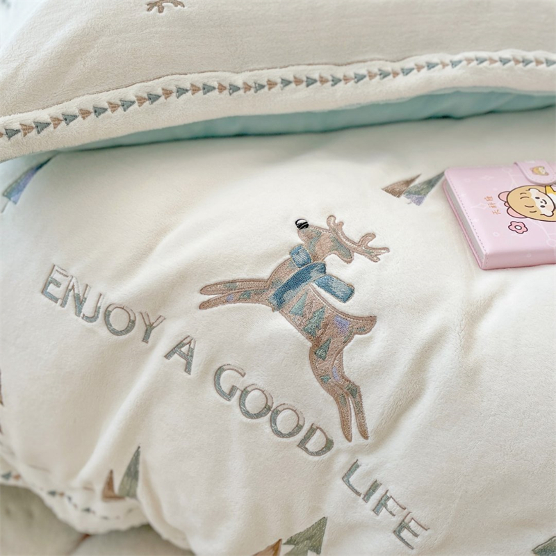 Heißer Verkauf Cartoon Stickerei Warm Micro Fleece 4 Stück Bettbezug-Set